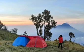 Ilustrasi pendaki di Gunung Merbabu