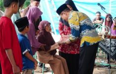 Wakil Bupati Gunungkidul, Joko Parwoto, bersama panitia pembangunan Rumah Syukur Shiddiqiyyah, melakukan peletakan batu pertama di Padukuhan Pragak, Kalurahan Semanu, Kapanewon Semanu, Gunungkidul.