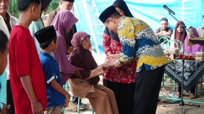 Wakil Bupati Gunungkidul, Joko Parwoto, bersama panitia pembangunan Rumah Syukur Shiddiqiyyah, melakukan peletakan batu pertama di Padukuhan Pragak, Kalurahan Semanu, Kapanewon Semanu, Gunungkidul.