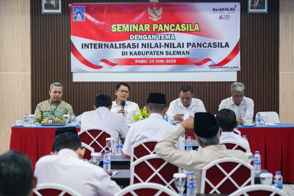 Wakil Bupati Sleman Danang Maharsa membuka seminar Pancasila pada Rabu (18/6/2025).