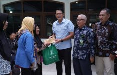 Wakil Bupati Sleman, Danang Maharsa, menyerahkan bantuan logistik dan subsidi dari Baznas Sleman kepada warga lansia yang membutuhkan pada Selasa, 17-6-2025 di Rumah Dinas Wakil Bupati.