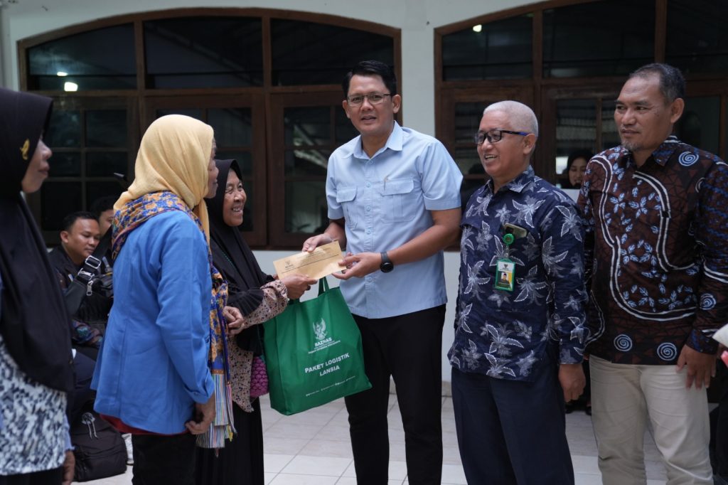 Wakil Bupati Sleman, Danang Maharsa, menyerahkan bantuan logistik dan subsidi dari Baznas Sleman kepada warga lansia yang membutuhkan pada Selasa, 17-6-2025 di Rumah Dinas Wakil Bupati.