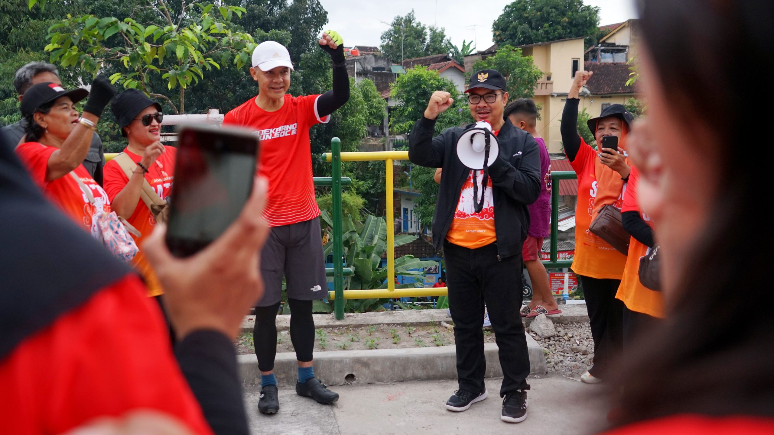 Wali Kota Yogyakarta Hasto Wardoyo dan Ganjar pada Sabtu (28/6/2025) membersihkan Sungai Code (Source: Warta Jogja Kota)