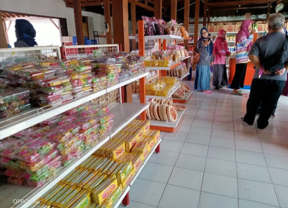 7 Tempat Oleh-Oleh Murah di Bantul untuk Buah Tangan Saat Liburan Sekolah! 3 Pusat Oleh-Oleh “Bu Vera – Paris”