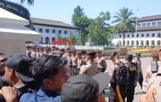 Aksi demonstrasi dari pelaku usaha wisata di Gedung Sate, Jalan Diponegoro, Kota Bandung, Senin (21/7/2025). (Source: Bangbara)