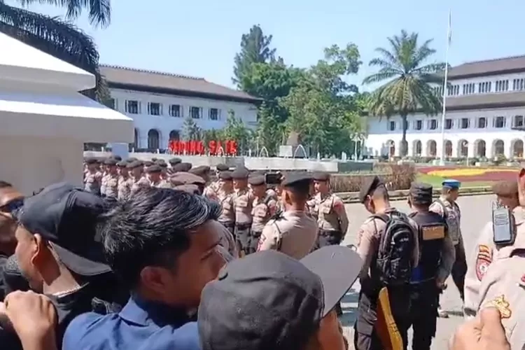 Aksi demonstrasi dari pelaku usaha wisata di Gedung Sate, Jalan Diponegoro, Kota Bandung, Senin (21/7/2025). (Source: Bangbara)