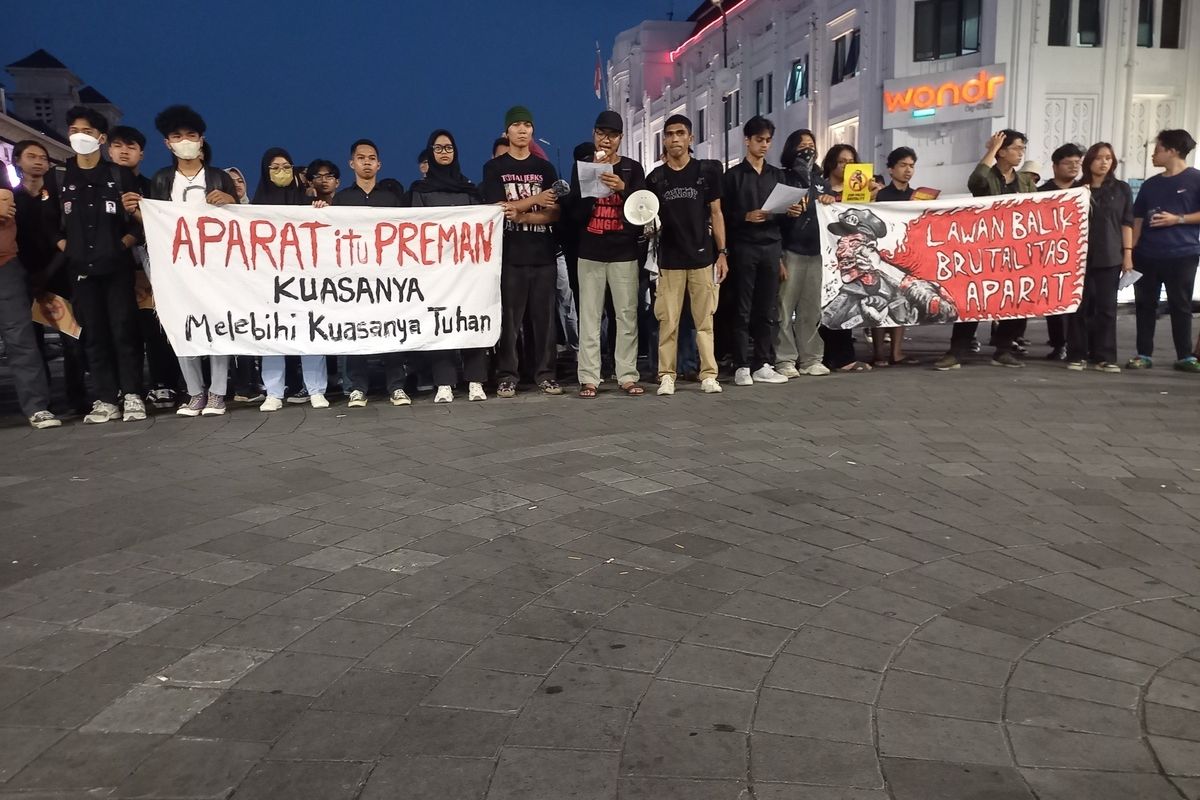 Aliansi Jogja memanggil Ketika orasi di Titik nol KM Yogyakarta, Senin (1/7/2025) (Source: Kompas)