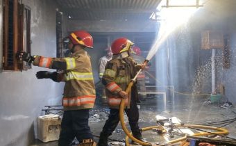 Damkarmat Kota Yogyakarta sedang memadamkan kebakaran di Umbulharjo, pada Senin (21/7/2025) siang. (Source: Damkarmat Jogja)