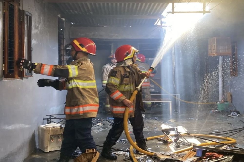 Damkarmat Kota Yogyakarta sedang memadamkan kebakaran di Umbulharjo, pada Senin (21/7/2025) siang. (Source: Damkarmat Jogja)