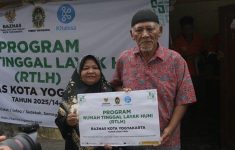 Daryono dan Naripa, saat menerima bantuan RTLH, Sabtu (5/7/2025). (Source: Pemkot Yogyakarta)