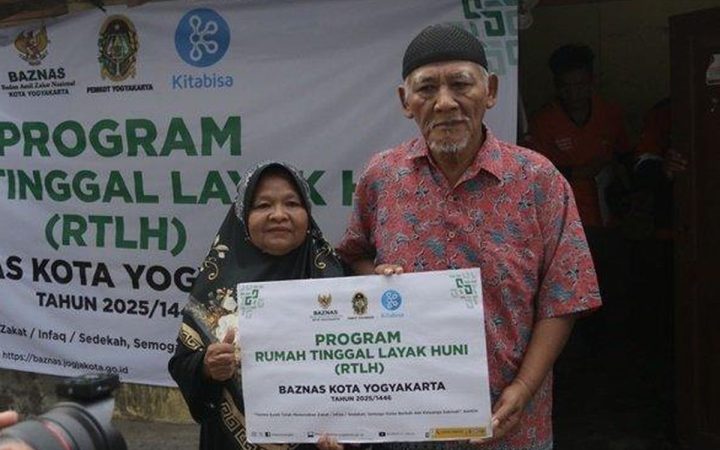 Daryono dan Naripa, saat menerima bantuan RTLH, Sabtu (5/7/2025). (Source: Pemkot Yogyakarta)