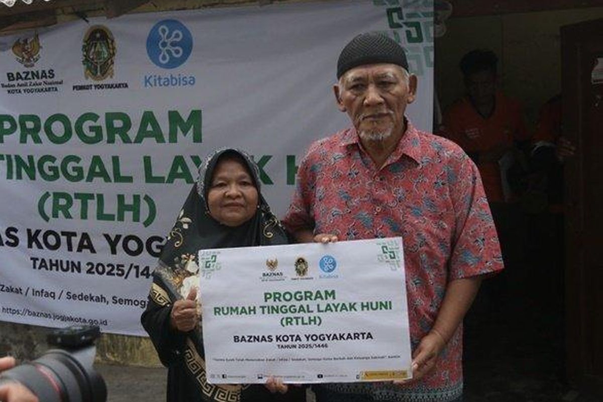 Daryono dan Naripa, saat menerima bantuan RTLH, Sabtu (5/7/2025). (Source: Pemkot Yogyakarta)