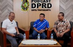 FX. Wisnu Sabdono Putro Ketua Badan Anggaran memandu diskusi dengan Anggota Badan Anggaran, Indaruwanto Eko Cahyono dan R. Chandra Akbar Ishmata (Source: Jogja Kota)