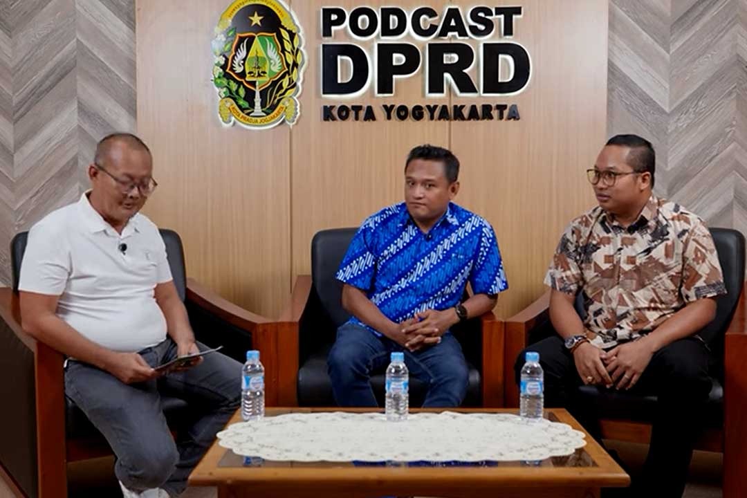 FX. Wisnu Sabdono Putro Ketua Badan Anggaran memandu diskusi dengan Anggota Badan Anggaran, Indaruwanto Eko Cahyono dan R. Chandra Akbar Ishmata (Source: Jogja Kota)