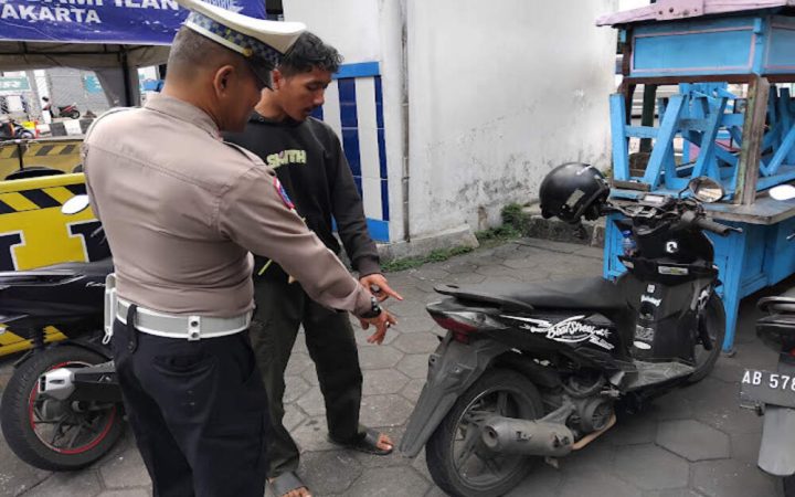 Hari pertama Polresta Jogja mengecek kelengkapan kendaraan dalam Operasi Patuh Progo 2025, Senin (14/7/2025). (Source: Humas Polresta Jogja)