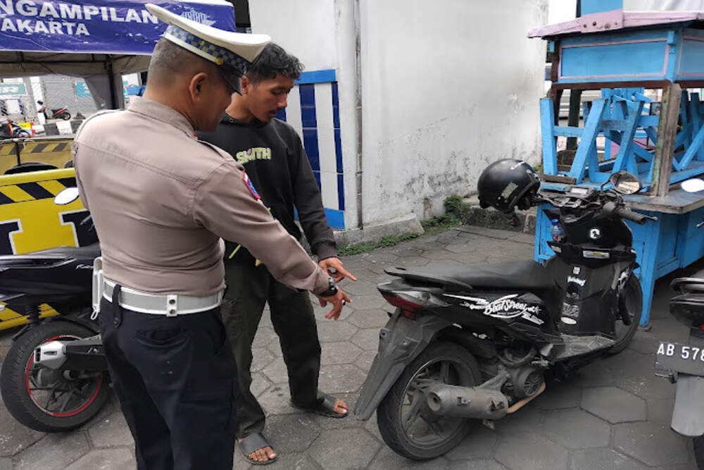 Hari pertama Polresta Jogja mengecek kelengkapan kendaraan dalam Operasi Patuh Progo 2025, Senin (14/7/2025). (Source: Humas Polresta Jogja)