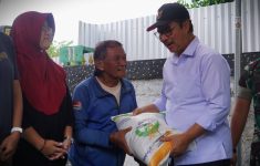Hasto Wardoyo, Wali Kota Yogyakarta saat membagikan beras, Jumat 18/7/2025 (Source: Humas Pemkot Yogyakarta)