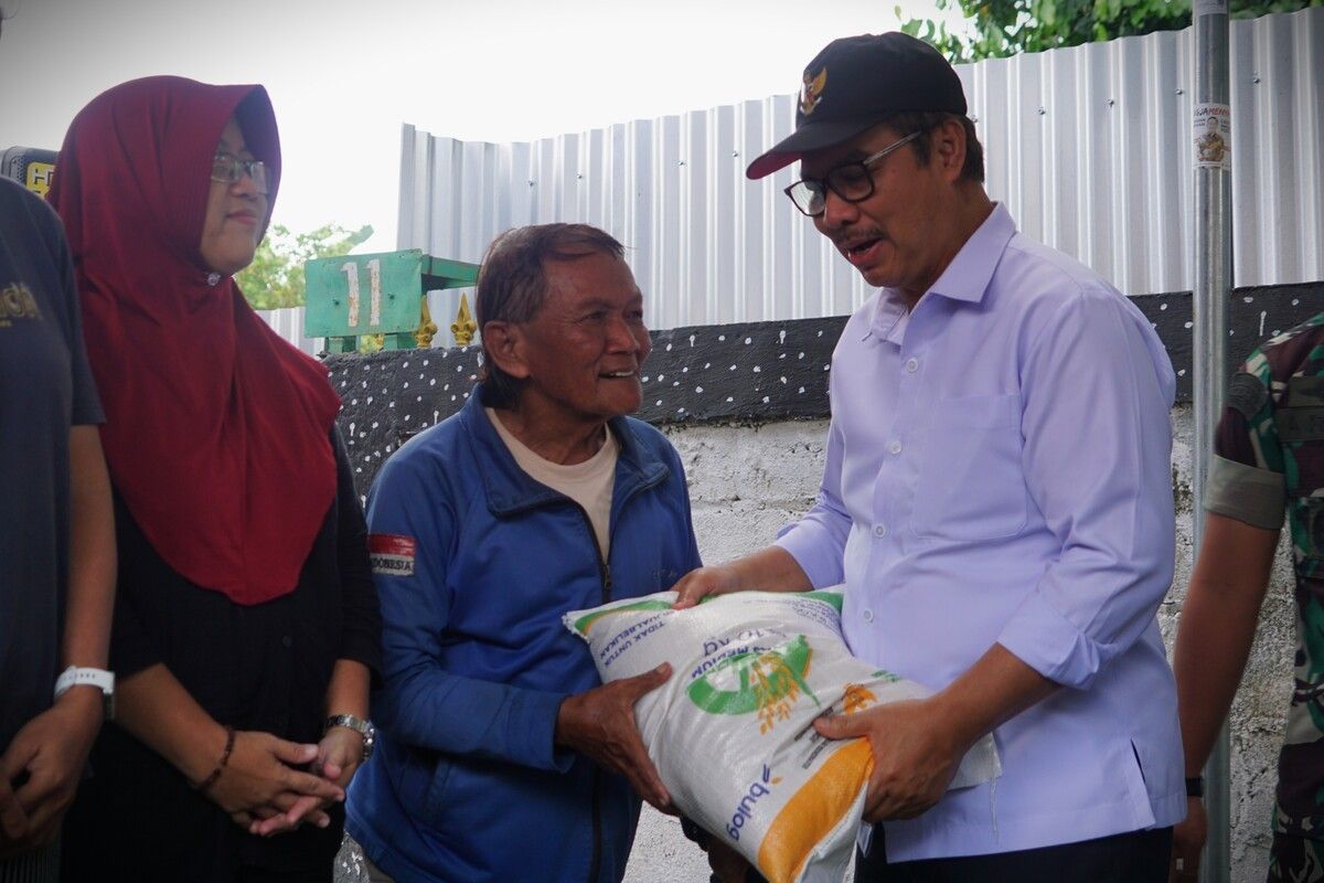 Hasto Wardoyo, Wali Kota Yogyakarta saat membagikan beras, Jumat 18/7/2025 (Source: Humas Pemkot Yogyakarta)