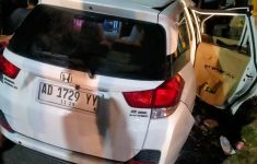Honda Mobilio rusak parah akibat tabrakan dengan Fortuner di Gunungkidul. (Source: Bernas News)
