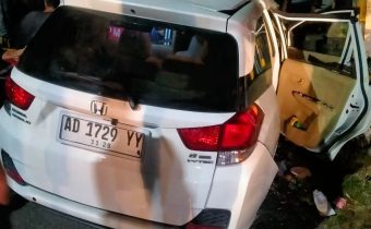 Honda Mobilio rusak parah akibat tabrakan dengan Fortuner di Gunungkidul. (Source: Bernas News)