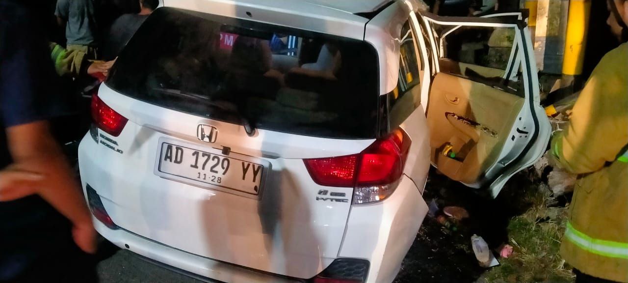 Honda Mobilio rusak parah akibat tabrakan dengan Fortuner di Gunungkidul. (Source: Bernas News)