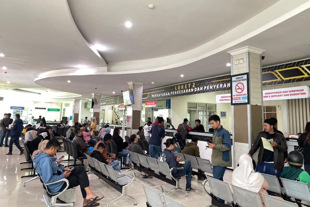 Ilustrasi suasana saat pemutihan pajak di kendaraan (Source: Bisnis)