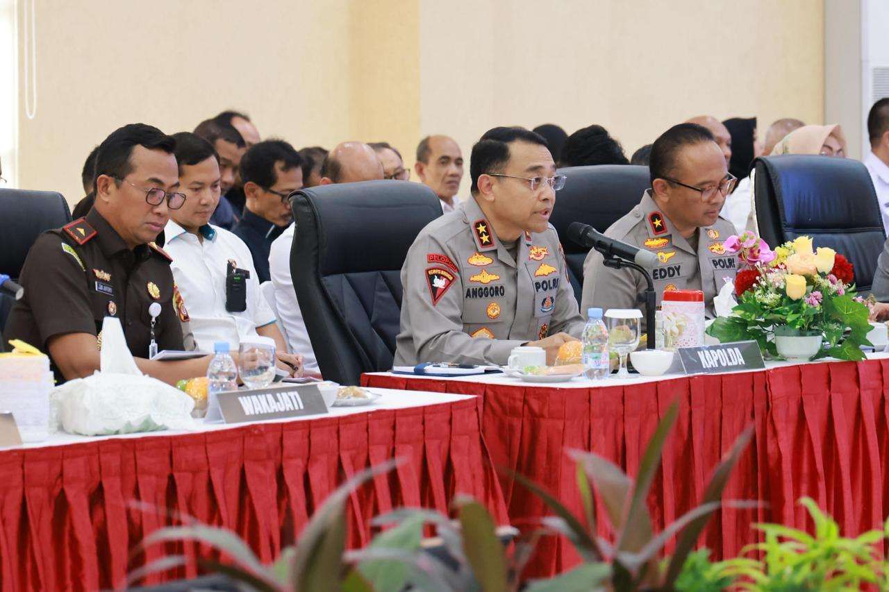 Kapolda DIY Irjen Polisi Anggoro Sukartono menerima kunjungan Komisi III DPR RI, Rabu (2/7/2025) siang, di Mapolda DIY mengenai penyerapan aspirasi RUU KUHAP baru. (Soure: Bidhumas Polda DIY)