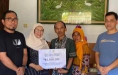 Keluarga mahasiswa UGM saat menerima bantuan tali asih (Source: Humas Kagama Sumbawa)