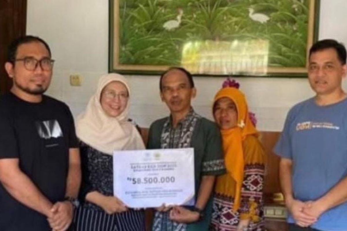 Keluarga mahasiswa UGM saat menerima bantuan tali asih (Source: Humas Kagama Sumbawa)