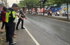 Kepolisian lakukan olah TKP kecelakan di Jalan Yos Sudarso, Kecamatan Banjarsari, Kota Solo, Jawa Tengah (Jateng). (Source: Kompas)