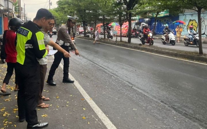 Kepolisian lakukan olah TKP kecelakan di Jalan Yos Sudarso, Kecamatan Banjarsari, Kota Solo, Jawa Tengah (Jateng). (Source: Kompas)