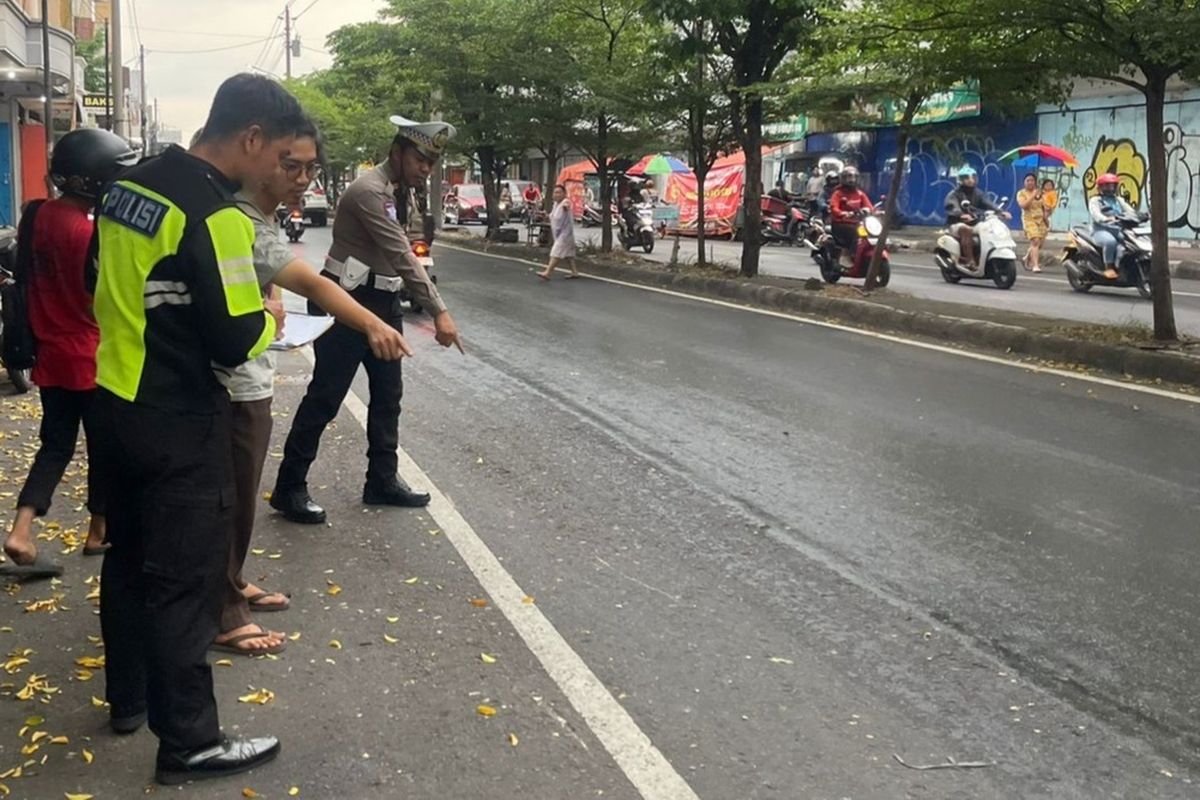 Kepolisian lakukan olah TKP kecelakan di Jalan Yos Sudarso, Kecamatan Banjarsari, Kota Solo, Jawa Tengah (Jateng). (Source: Kompas)