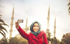 Muslimah Solo Traveler (Source: Grid)