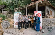 Penyerahan bantuan dalam rangka HUT Bhayangkara ke-79. (Source: Suara Timur)