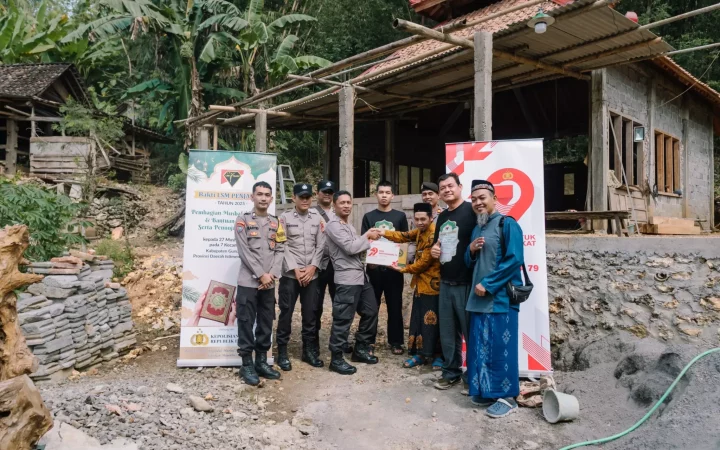 Penyerahan bantuan dalam rangka HUT Bhayangkara ke-79. (Source: Suara Timur)