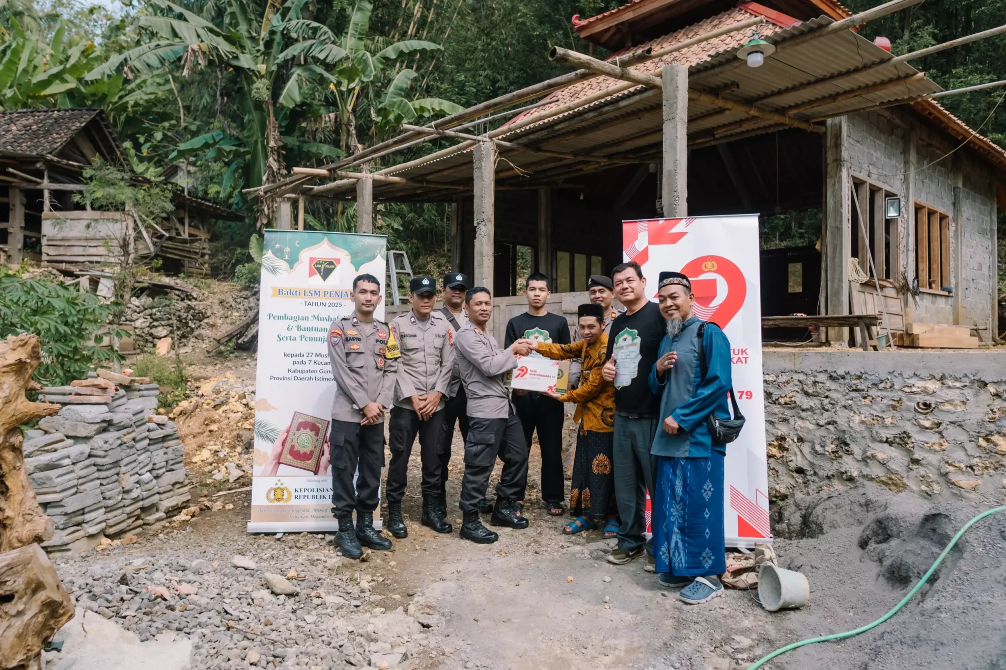 Penyerahan bantuan dalam rangka HUT Bhayangkara ke-79. (Source: Suara Timur)