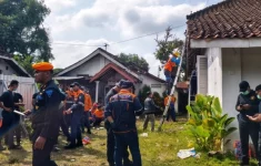 Suasana saat petugas melakukan eksekusi paksa di Jalan Hayam Wuruk No. 10, Lempuyangan, Selasa (8/7/2025). (Source: Suara)