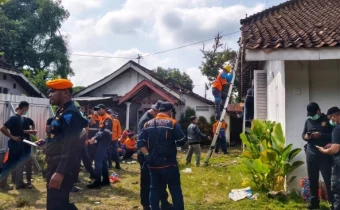 Suasana saat petugas melakukan eksekusi paksa di Jalan Hayam Wuruk No. 10, Lempuyangan, Selasa (8/7/2025). (Source: Suara)