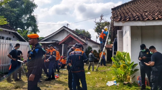 Suasana saat petugas melakukan eksekusi paksa di Jalan Hayam Wuruk No. 10, Lempuyangan, Selasa (8/7/2025). (Source: Suara)