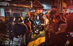 Petugas sedang melakukan pendataan warga (Source: Koran Bernas)