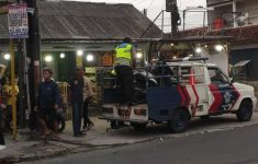 Polisi saat mendatangai lokasi kecalakaan di simpang empat Grojogan, Wirokerten, Banguntapan Bantul, Kamis (3/7/2025). (Source: Polres Bantul)