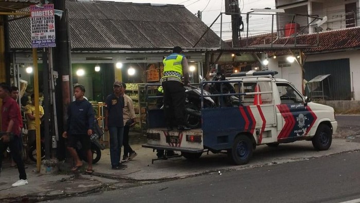 Polisi saat mendatangai lokasi kecalakaan di simpang empat Grojogan, Wirokerten, Banguntapan Bantul, Kamis (3/7/2025). (Source: Polres Bantul)