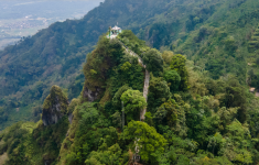 Puncak Tebing Kaldera Purba Kendil Suroloyo