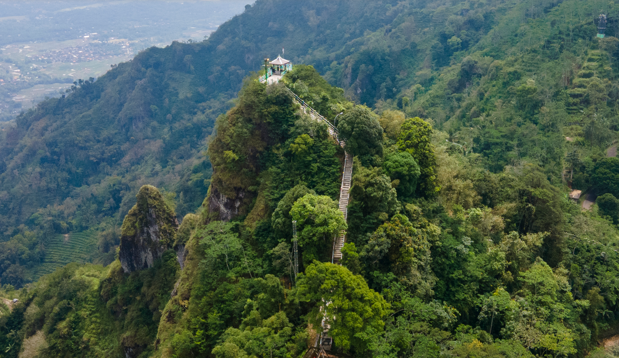 Puncak Tebing Kaldera Purba Kendil Suroloyo