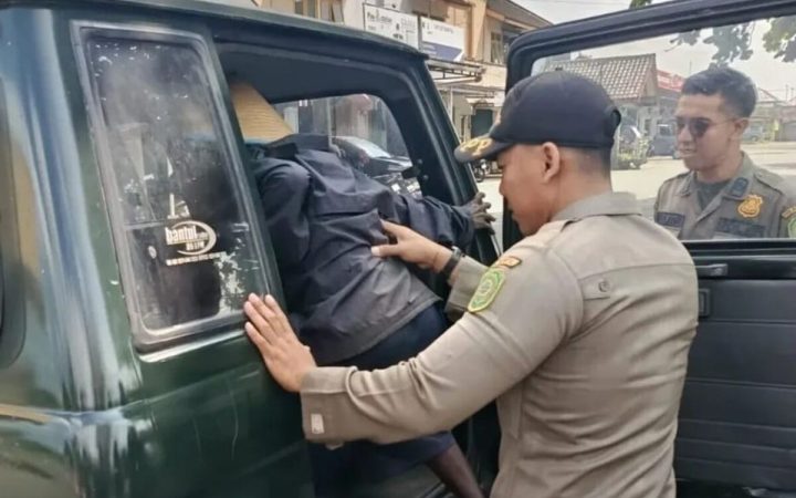 Satpol PP mengamankan pengemis (Source: Satpol PP Bantul)