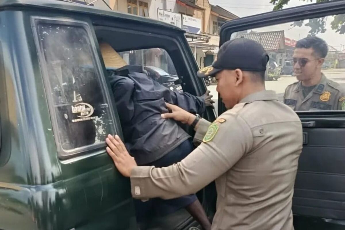 Satpol PP mengamankan pengemis (Source: Satpol PP Bantul)