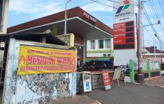Spanduk di samping SPBU Gedongtengan (Source: Kompas)