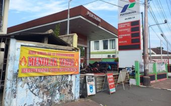Spanduk di samping SPBU Gedongtengan (Source: Kompas)