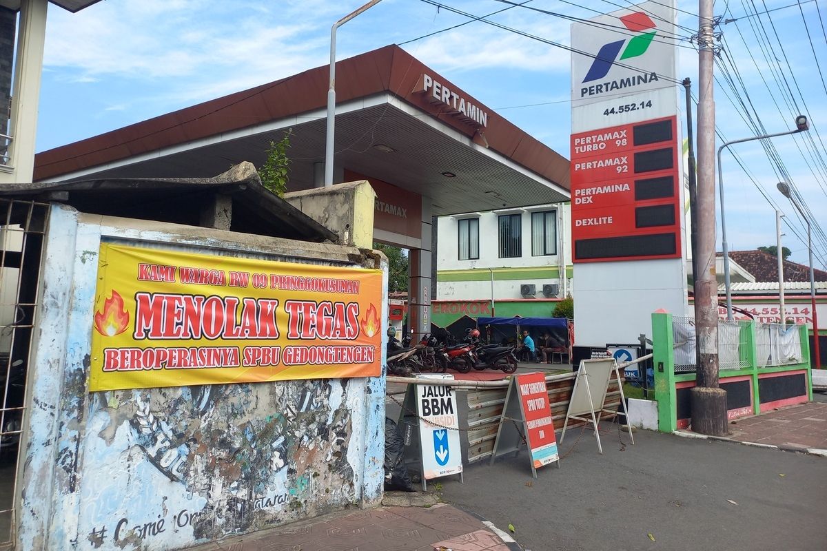 Spanduk di samping SPBU Gedongtengan (Source: Kompas)