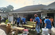 Suana saat mengosongkan rumah sengketa di Jl. Hayam Wuruk No.100 Jogja, pada Selasa (8/7/2025). (Source: Harian Jogja)